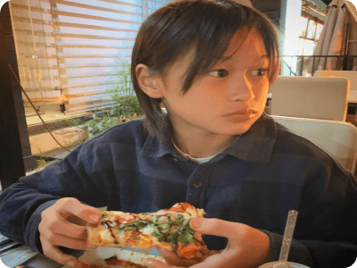 小野寺吟雲,ピザを食べている,画像